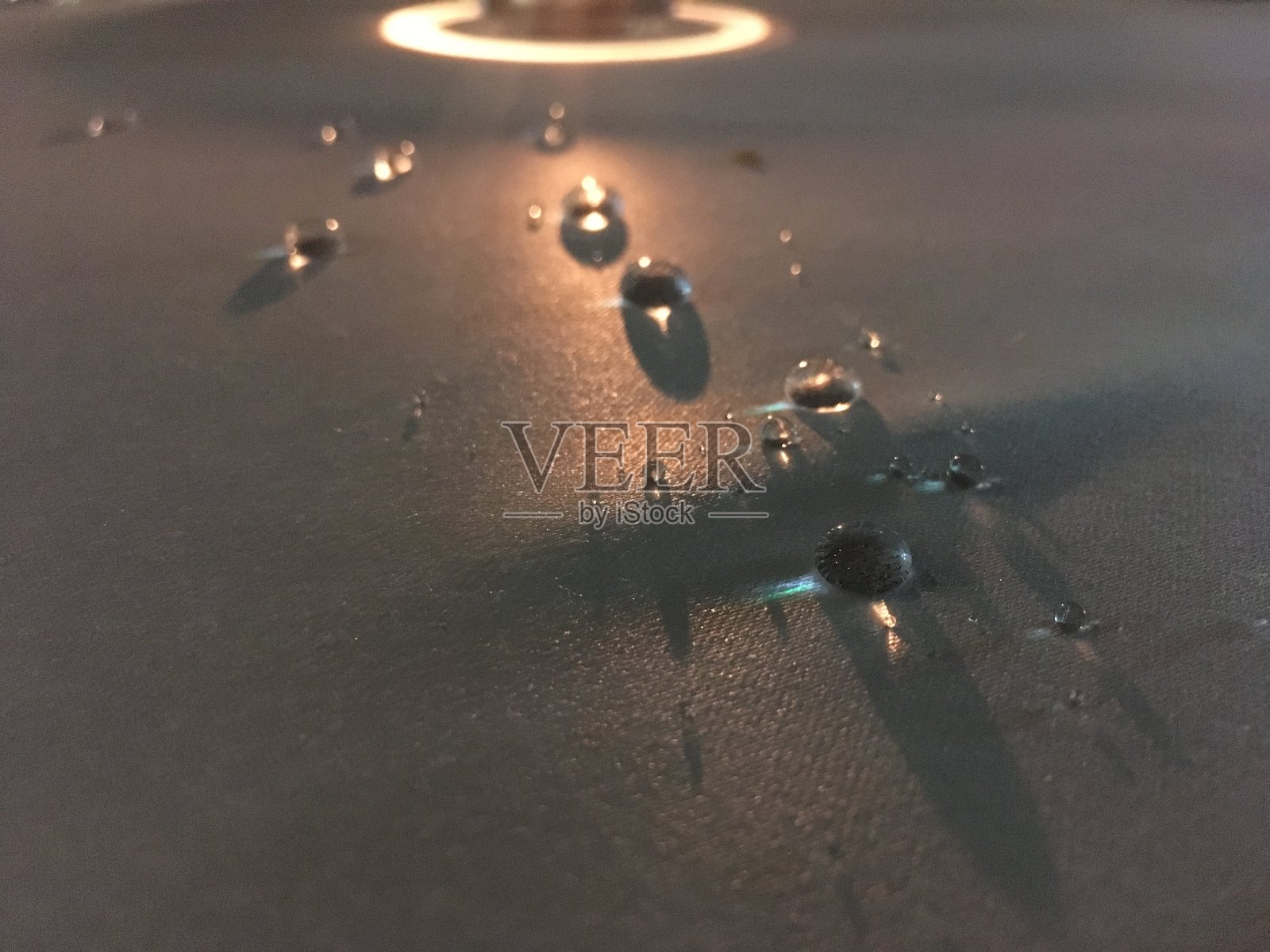 黄光突出的水滴照片摄影图片