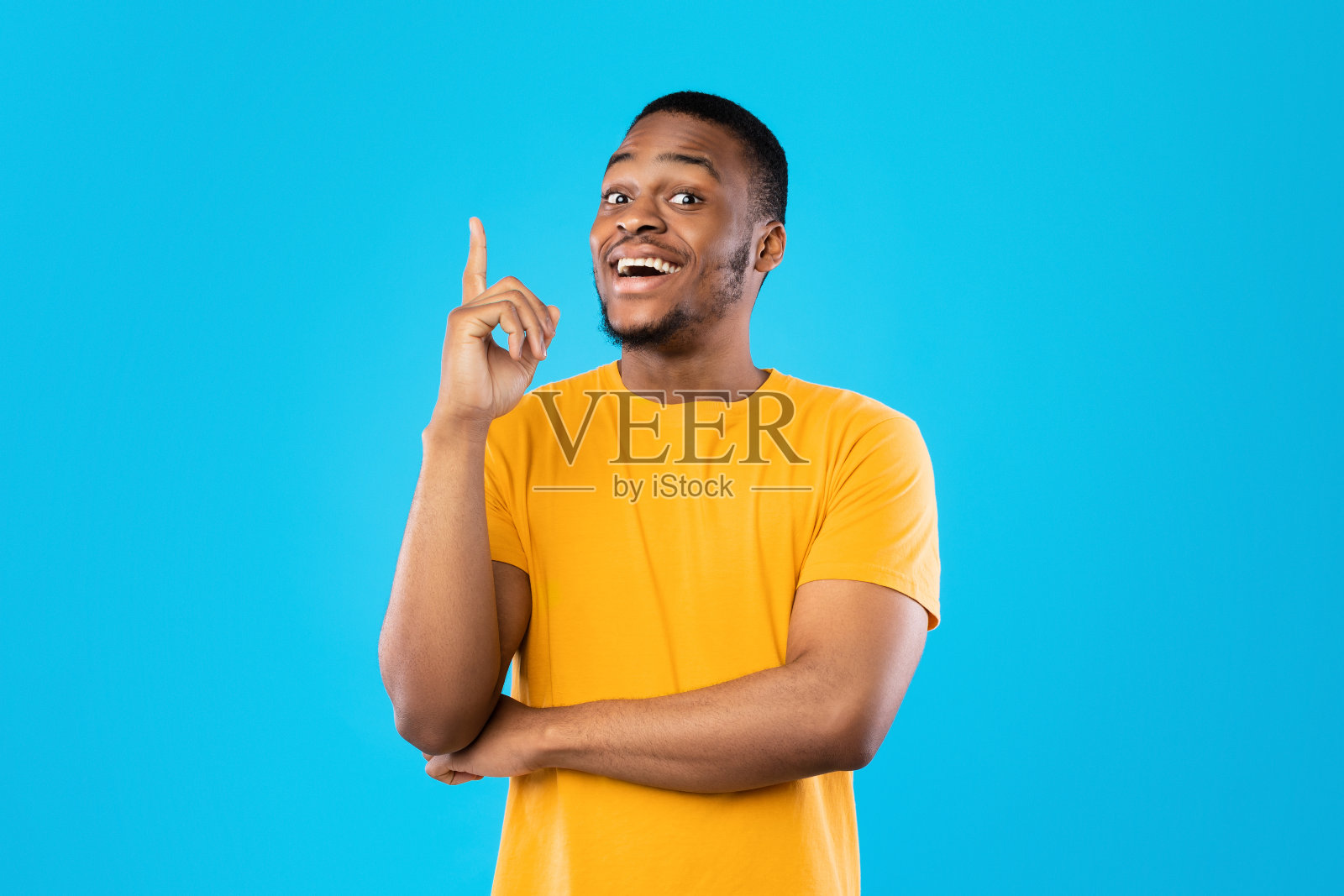 黑人在蓝色背景上有想法照片摄影图片