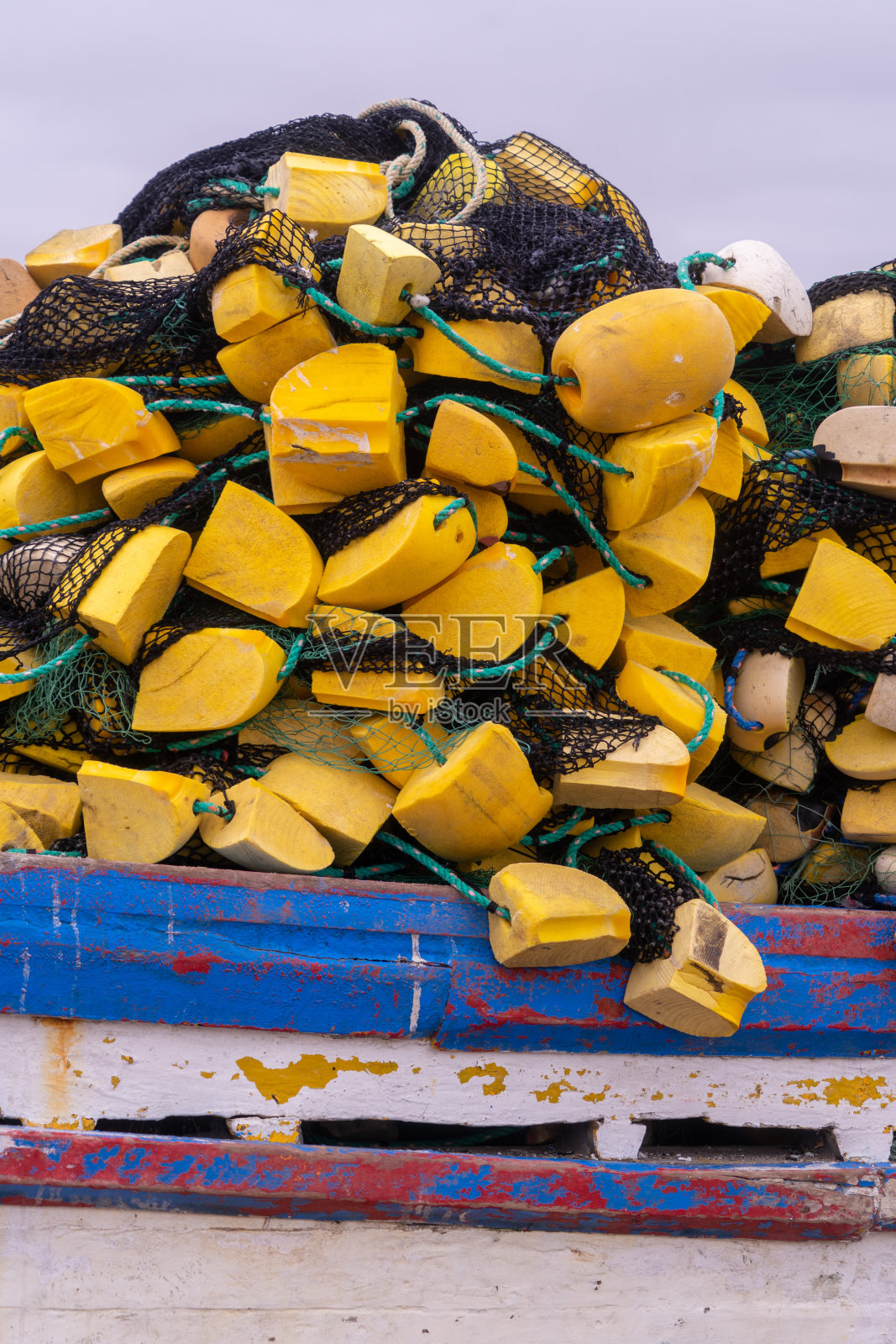 渔船上的渔网照片摄影图片