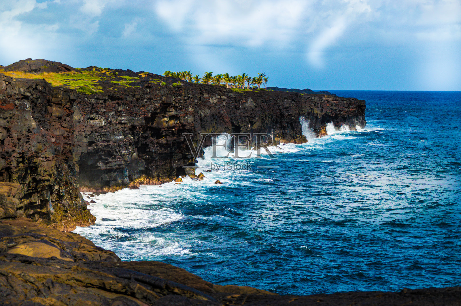 美国夏威夷大岛太平洋沿岸令人印象深刻的火山石海岸照片摄影图片