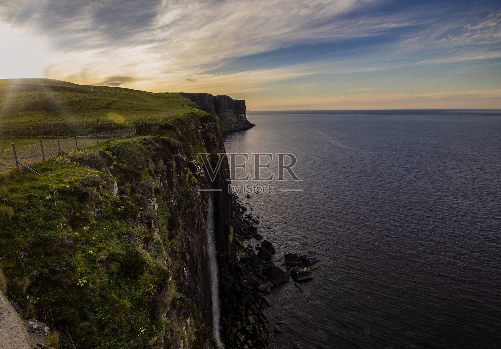 英国苏格兰高地斯凯岛上日落时分的吉尔特巨石瀑布照片摄影图片