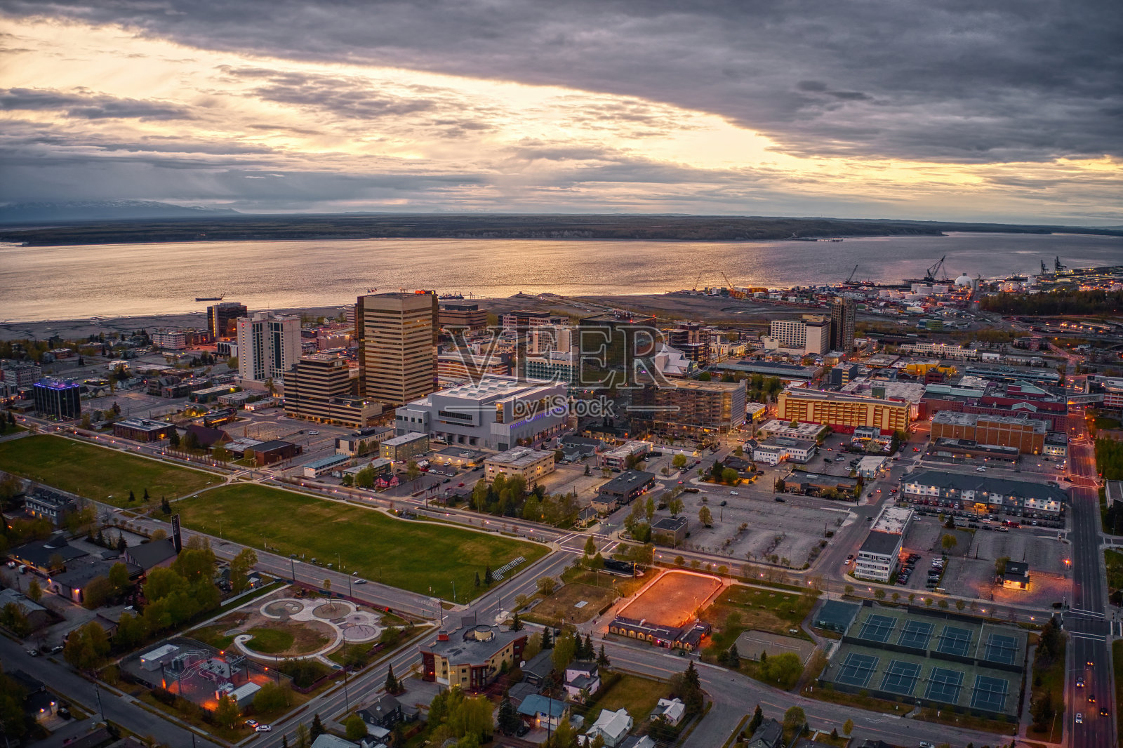 鸟瞰图安克雷奇，阿拉斯加在春季照片摄影图片