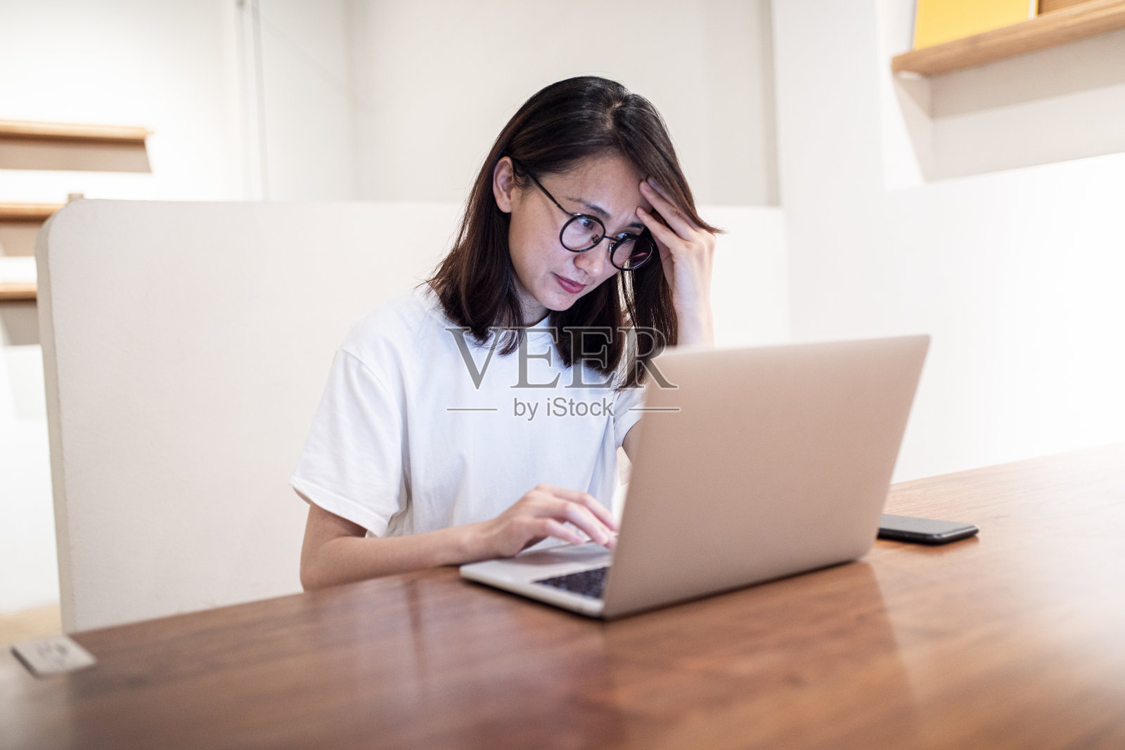 在咖啡馆工作的年轻女性照片摄影图片