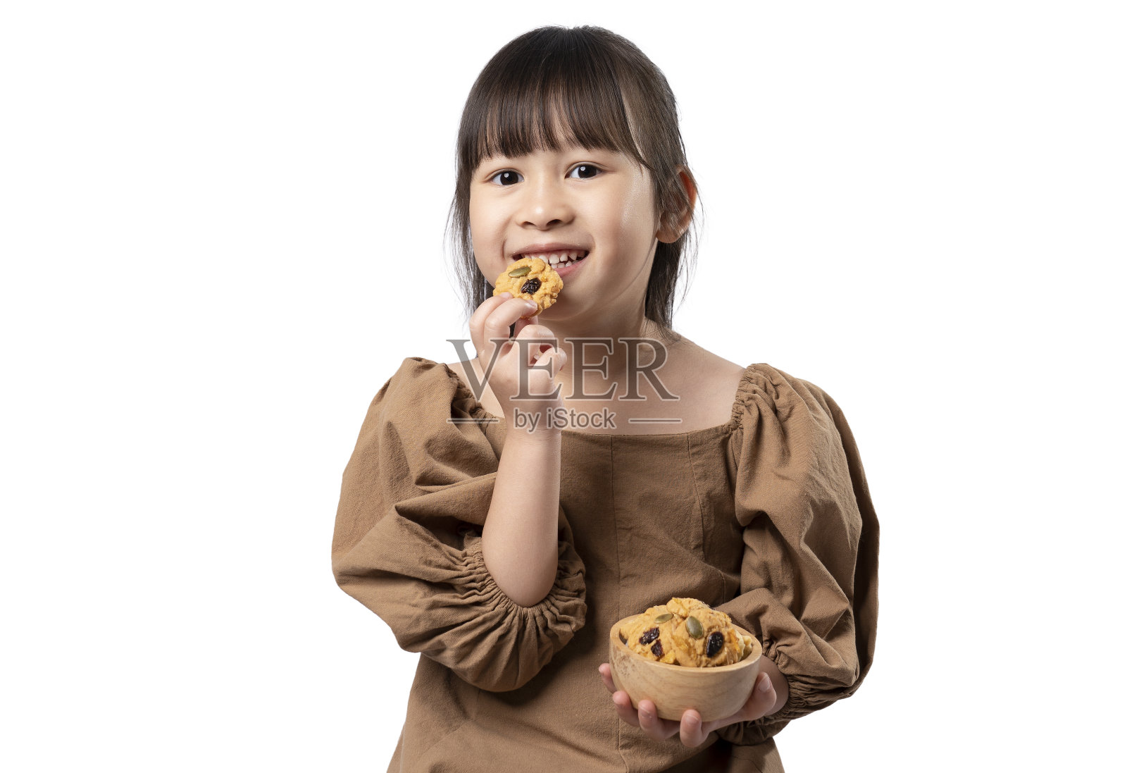 快乐的女孩吃全谷物饼干的肖像在孤立的白色背景上照片摄影图片