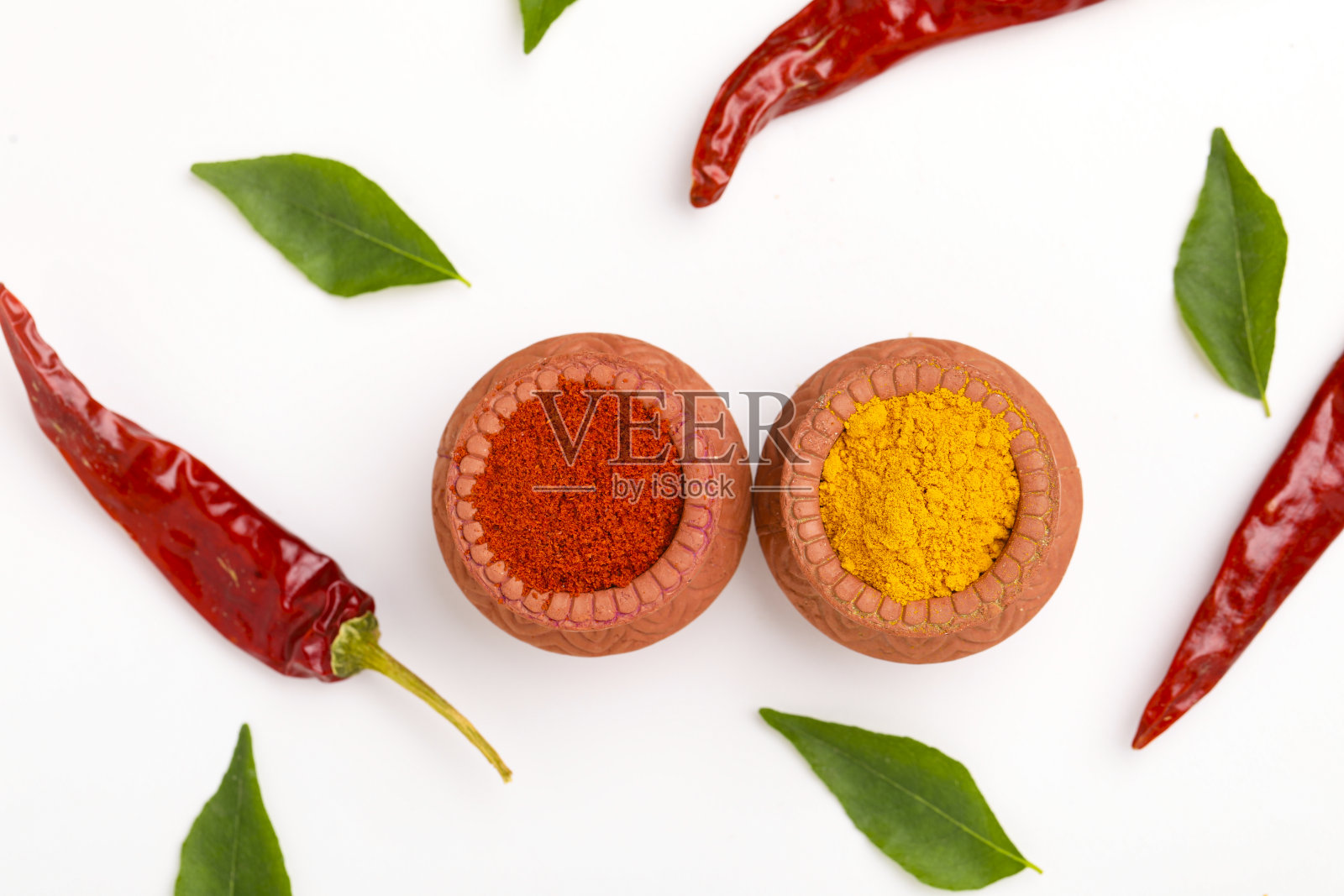 红辣椒粉和姜黄粉放入碗中照片摄影图片