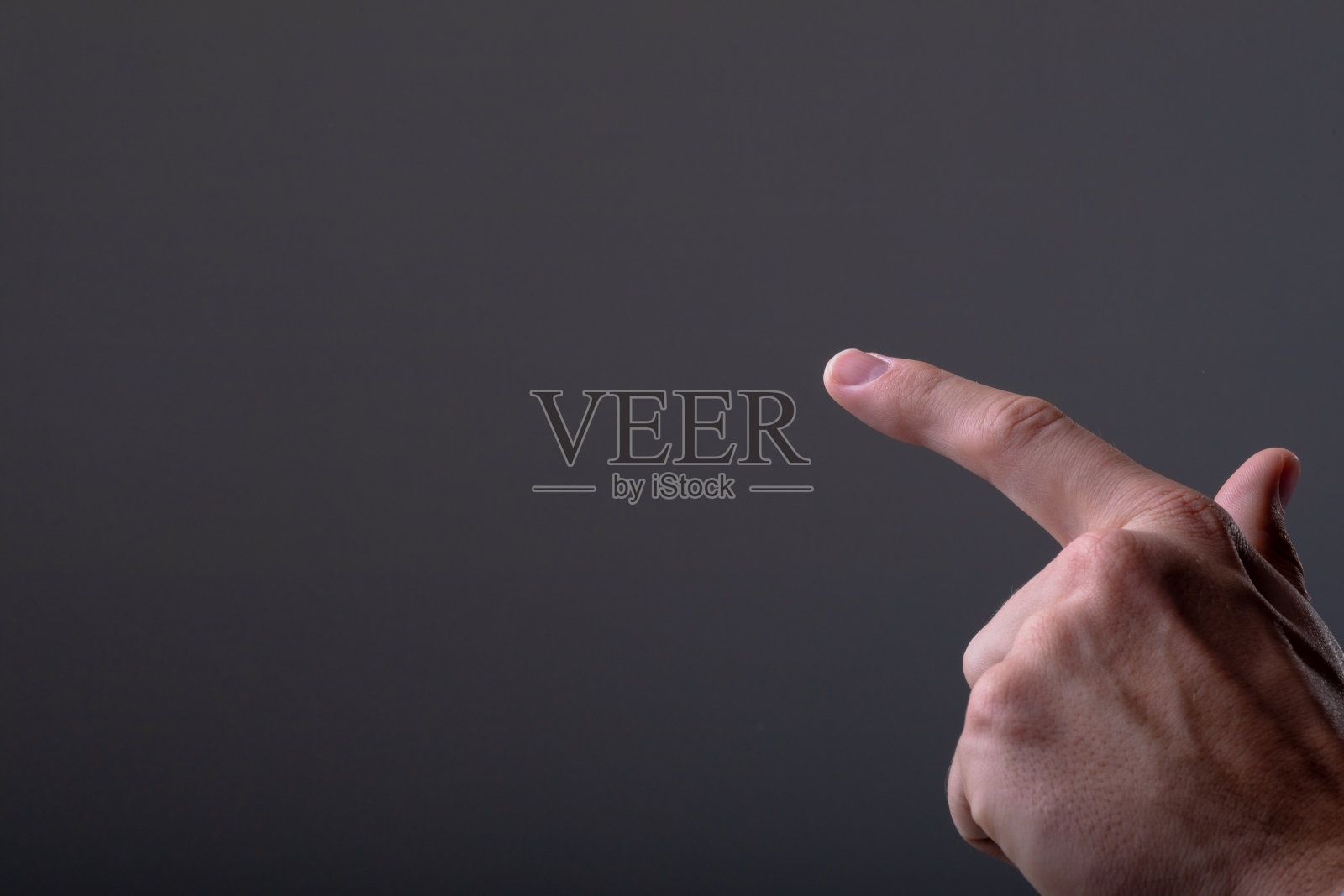 中部白人商人触摸虚拟界面，孤立在灰色背景照片摄影图片