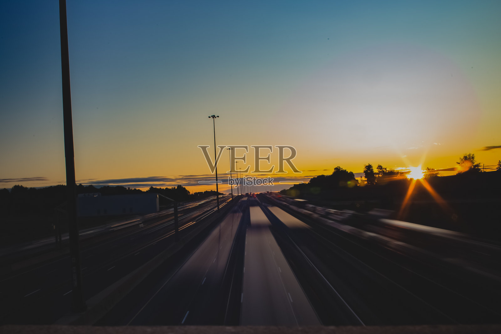 早上在高速公路上上下班的汽车照片摄影图片