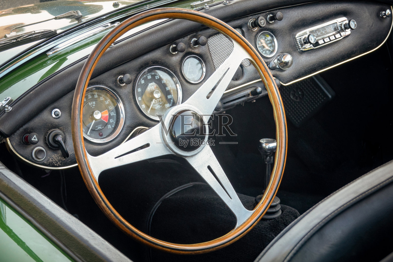 一辆老式敞篷车的方向盘和仪表盘照片摄影图片
