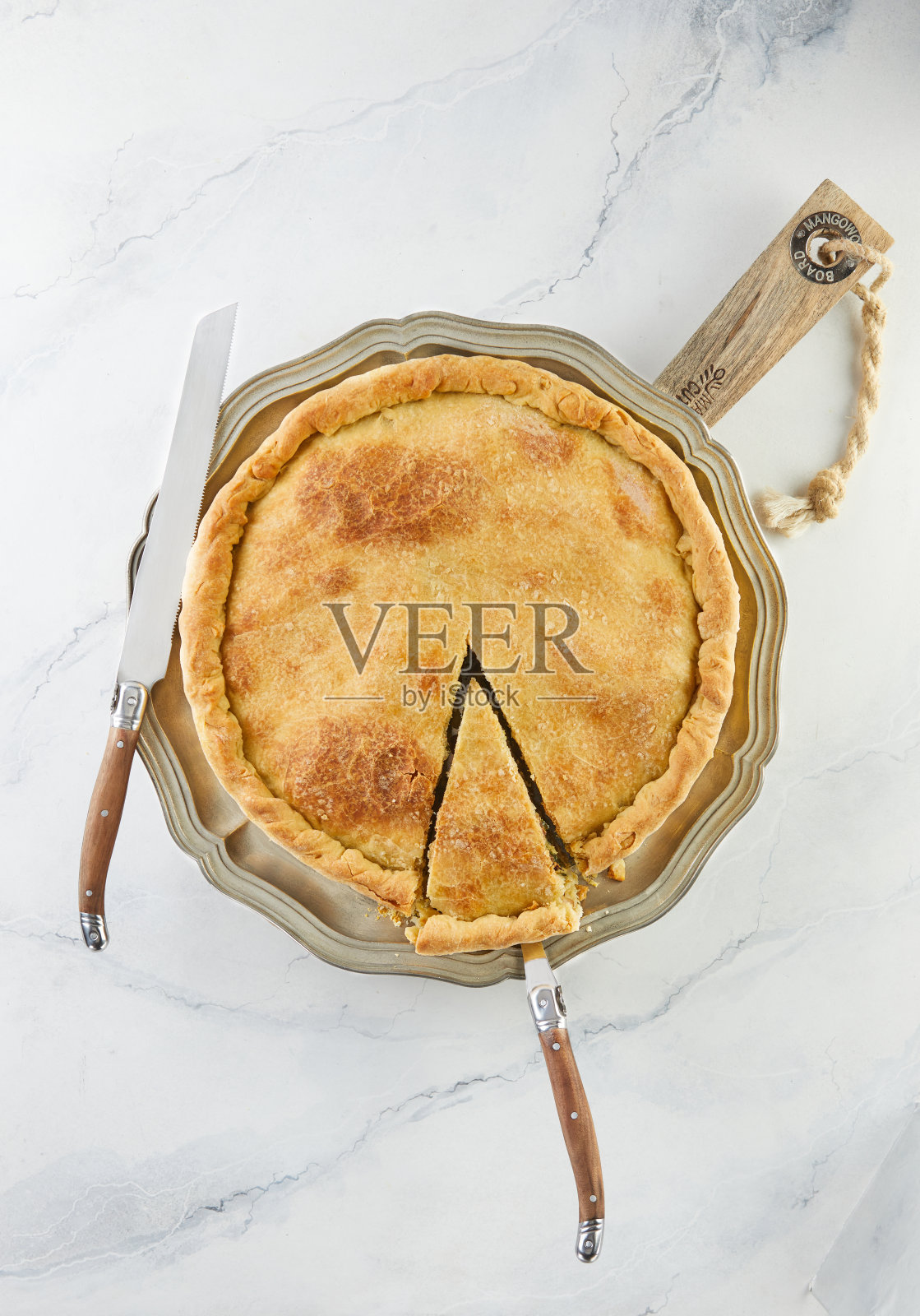 预制瑞士馅饼与甜菜、米饭、洋葱和松子在白色大理石木架上照片摄影图片