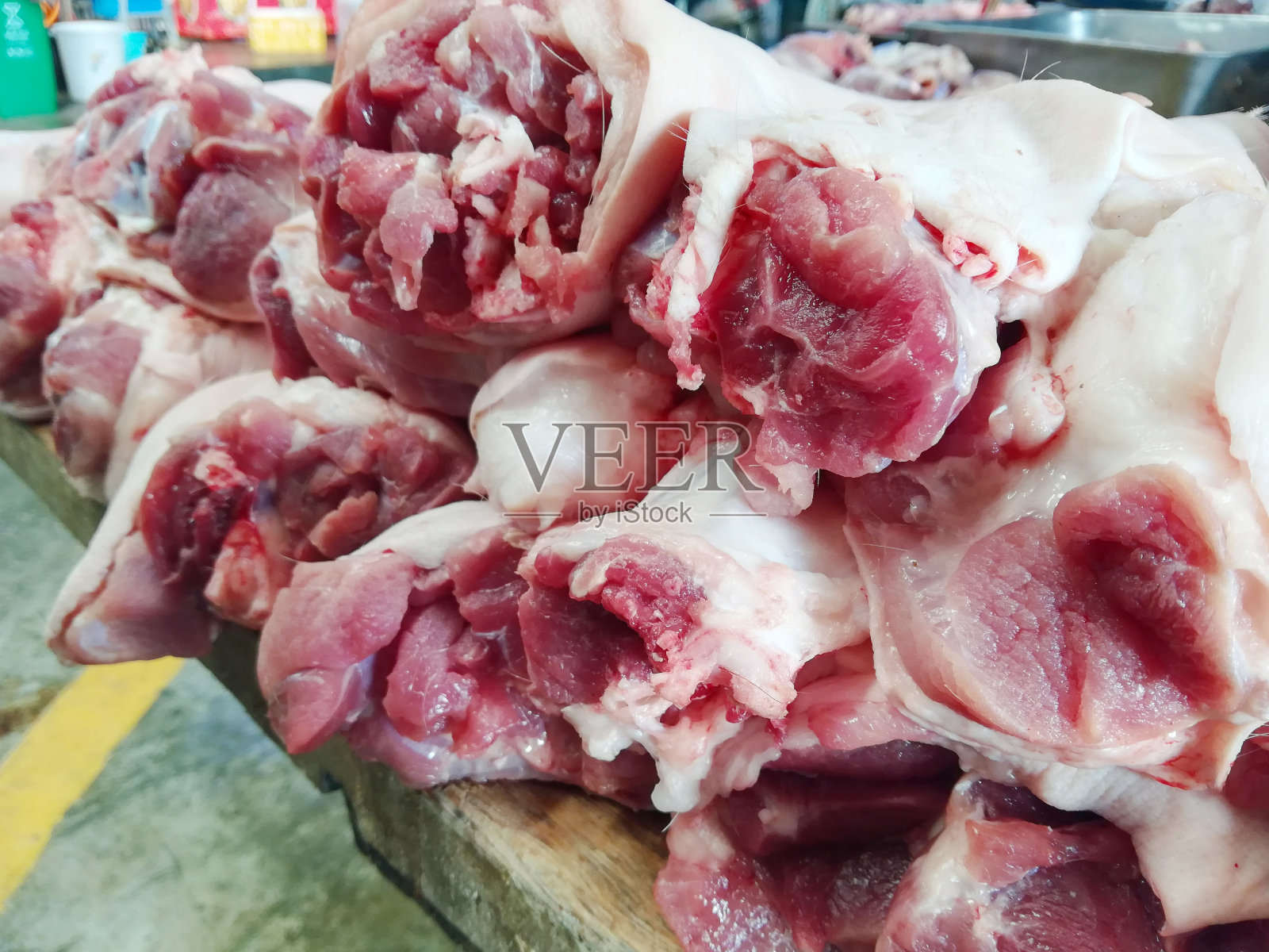 在市场上出售的切碎的猪肉照片摄影图片