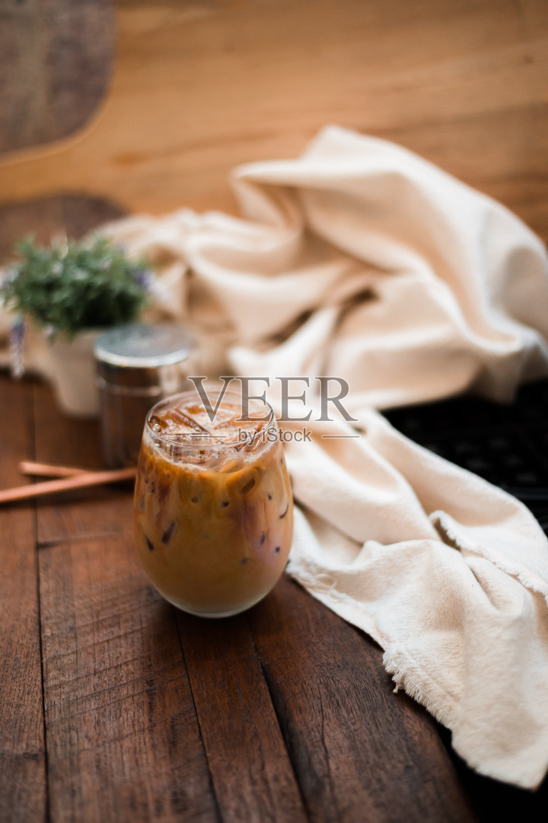 桌上有一杯咖啡照片摄影图片