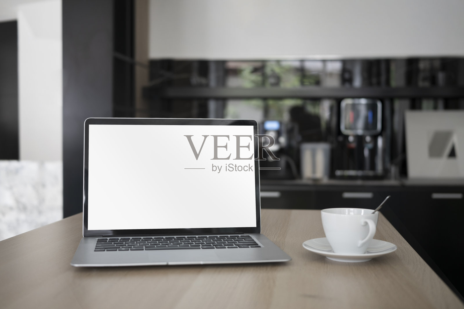 笔记本电脑，空显示器和咖啡杯放在木桌上。照片摄影图片