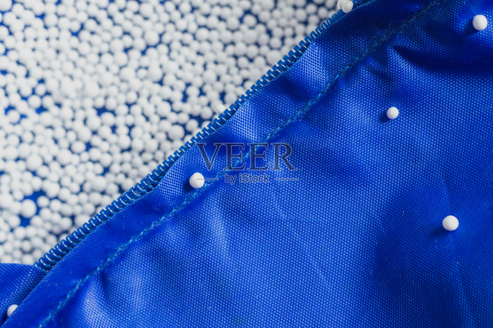 柔软的白色泡沫填充枕头或包照片摄影图片