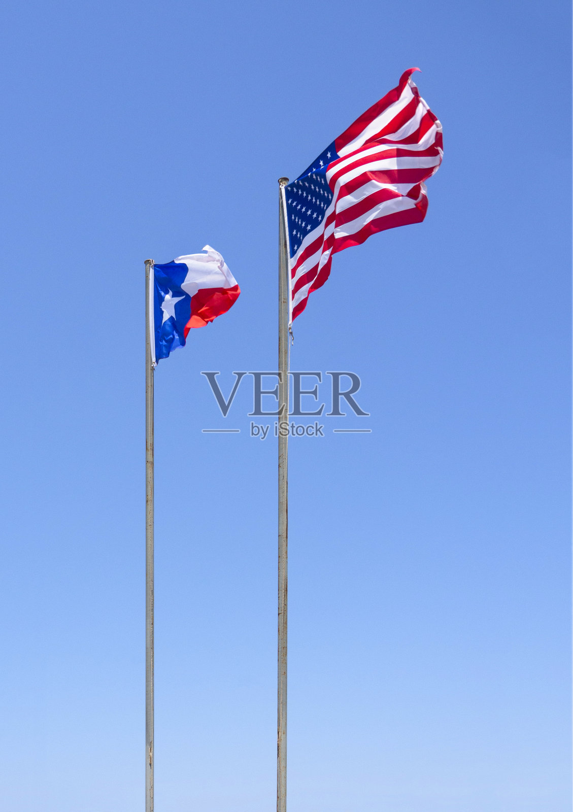 美国国旗和德克萨斯州国旗(德克萨斯国旗)映衬着希腊的蓝天照片摄影图片
