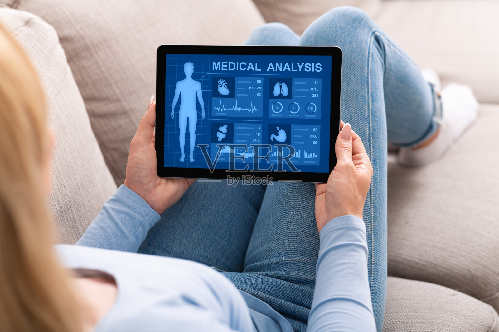 在平板电脑上使用医疗分析手机应用的女性照片摄影图片