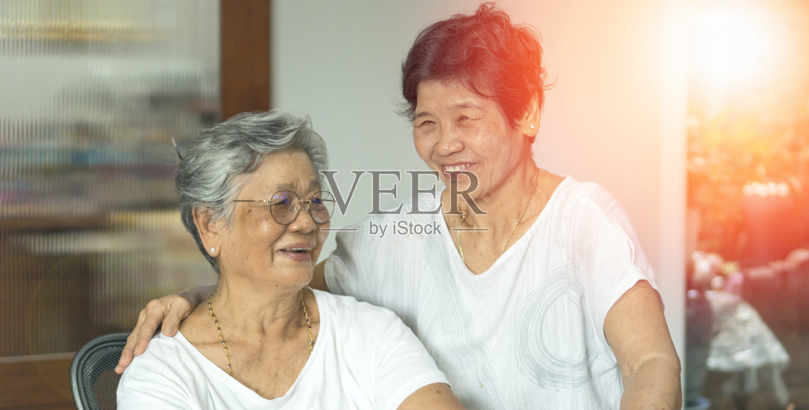 快乐老年社会理念。亚洲女性老年妇女的肖像与幸福在花园在家里，或幸福县照片摄影图片