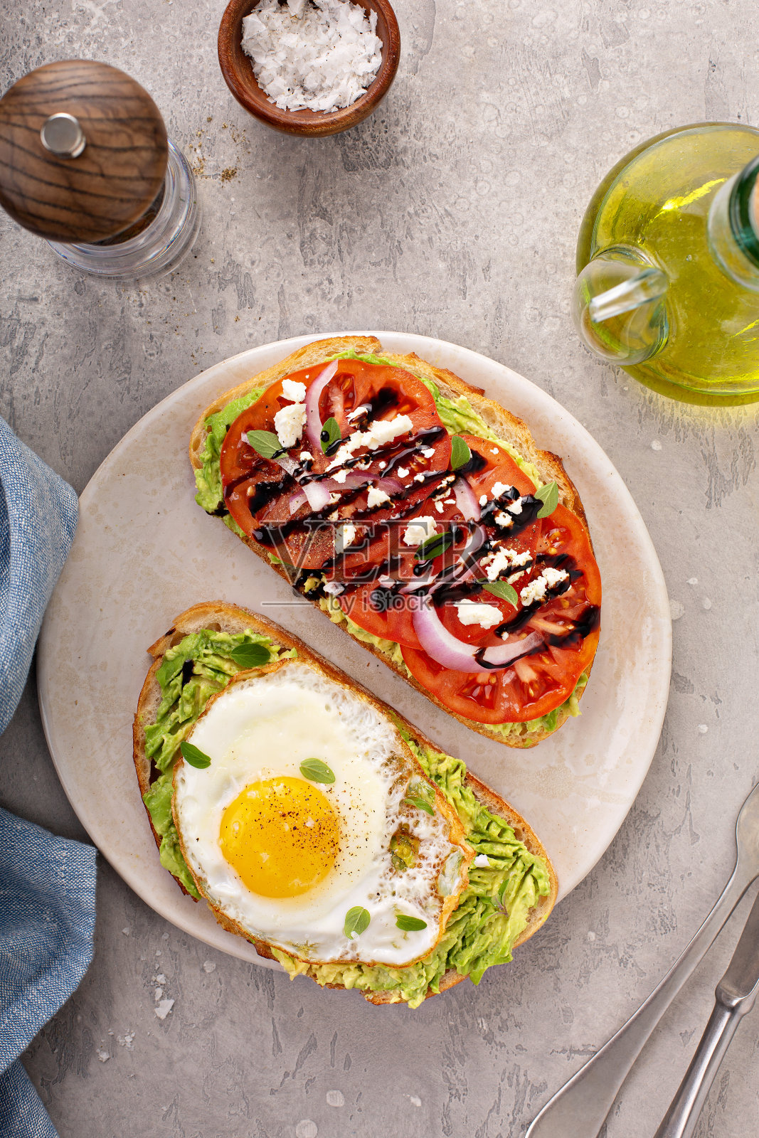 牛油果吐司配煎蛋和传家宝番茄照片摄影图片