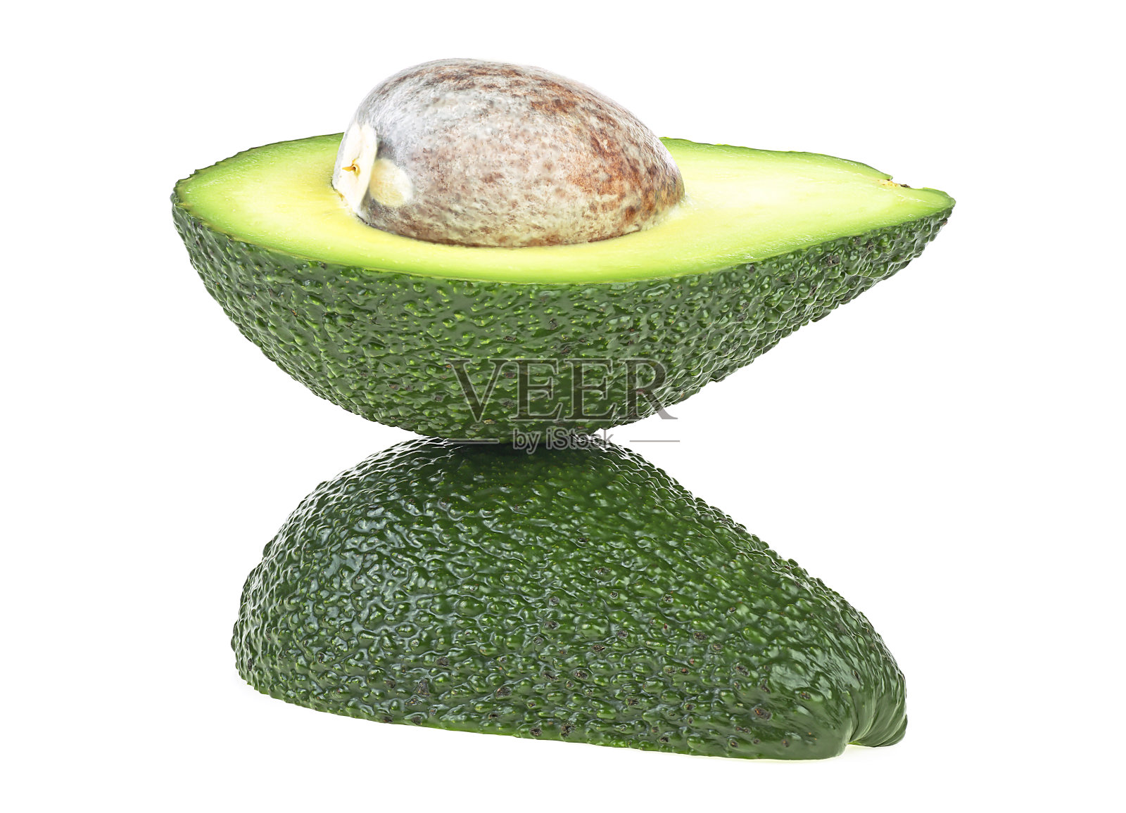 新鲜的牛油果切片孤立在白色的背景。两半熟的新鲜的绿鳄梨。照片摄影图片