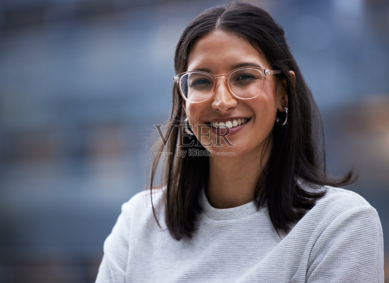 一个年轻的女商人站在办公室外面照片摄影图片