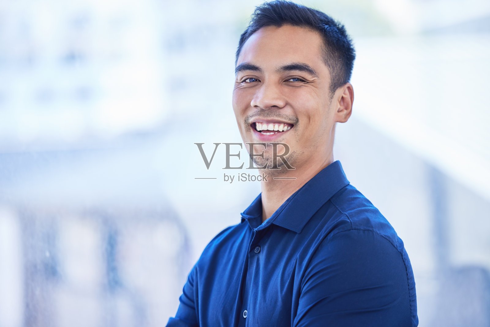 一个自信的年轻商人站在办公室里的肖像照片摄影图片