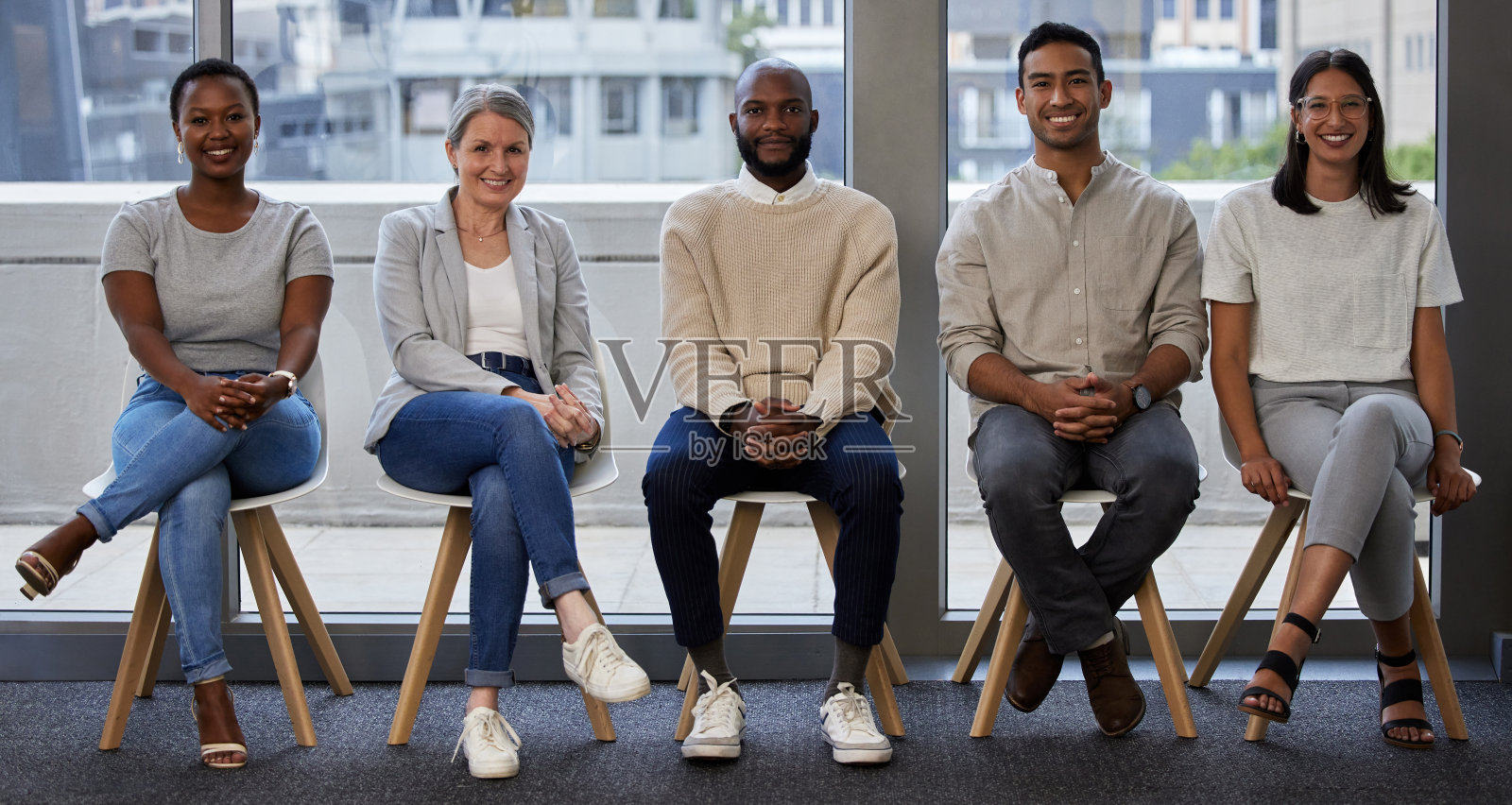 这张照片拍摄的是一群商务人士在排队等待接受采访照片摄影图片