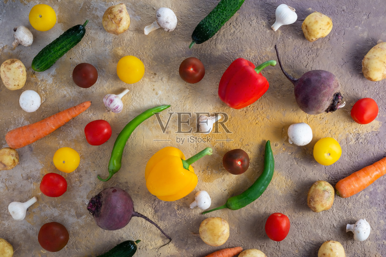 把各种新鲜蔬菜平铺在桌上。健康食品的概念照片摄影图片