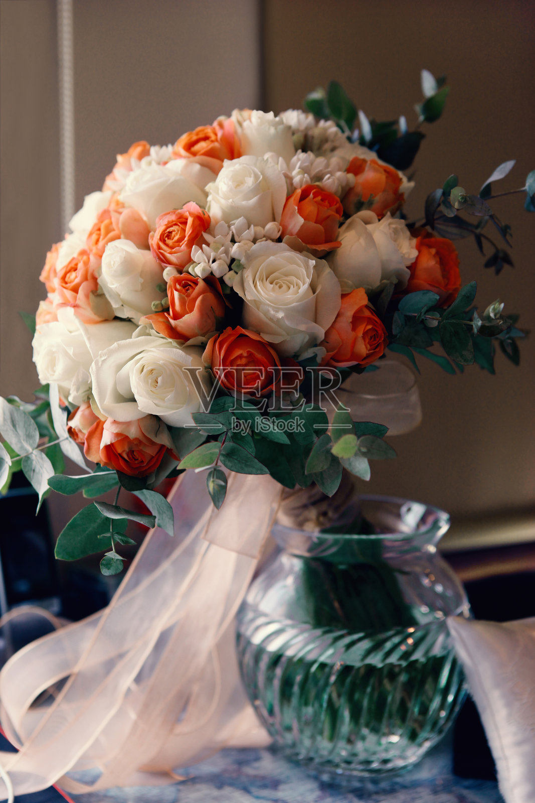 一束色彩柔和的美丽玫瑰照片摄影图片