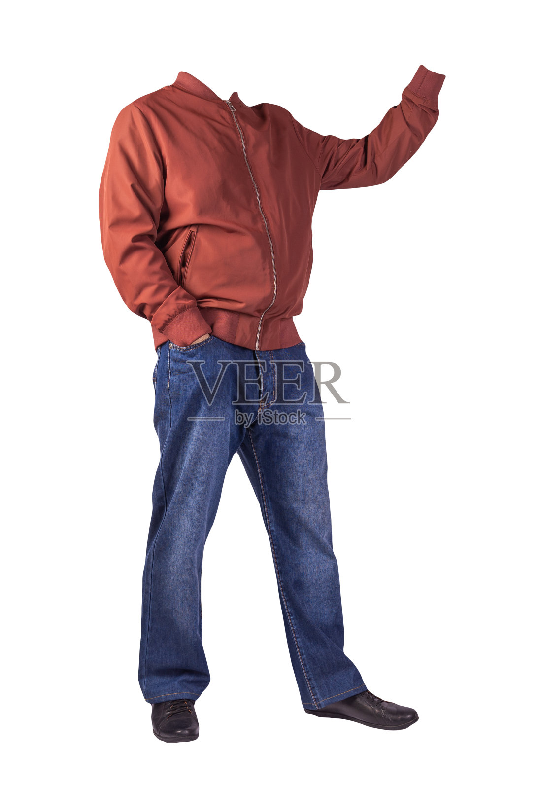 深蓝色牛仔裤，黑色皮鞋，夹克孤立在白色背景。照片摄影图片