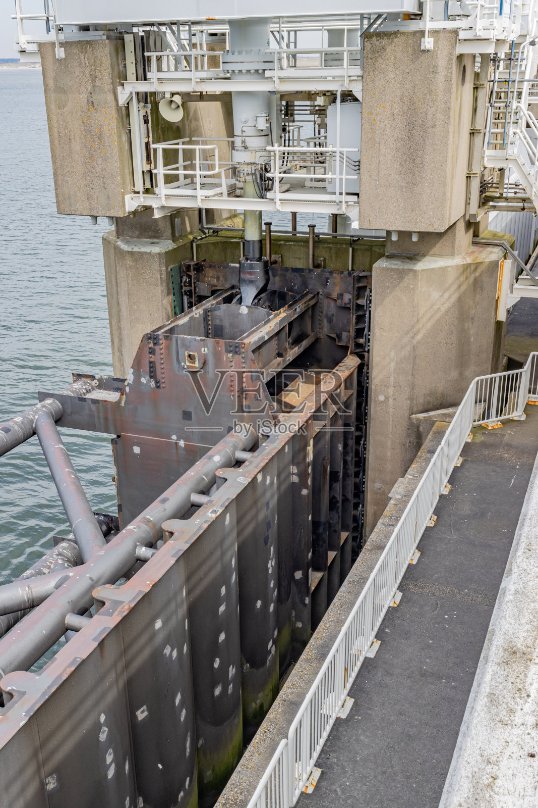 特写的一个大坝或水闸，船闸，堤坝，防洪堤，和风暴潮屏障在三角洲工程。照片摄影图片