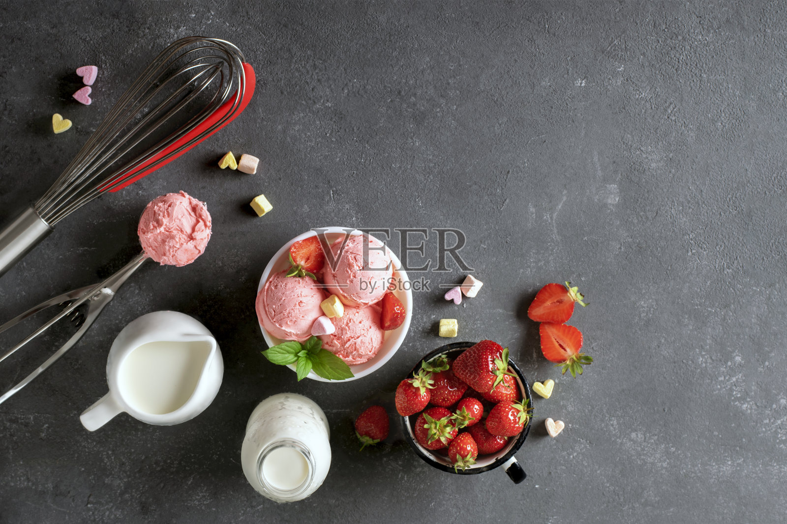 草莓冰淇淋和配料的烹饪在黑色的背景。照片摄影图片