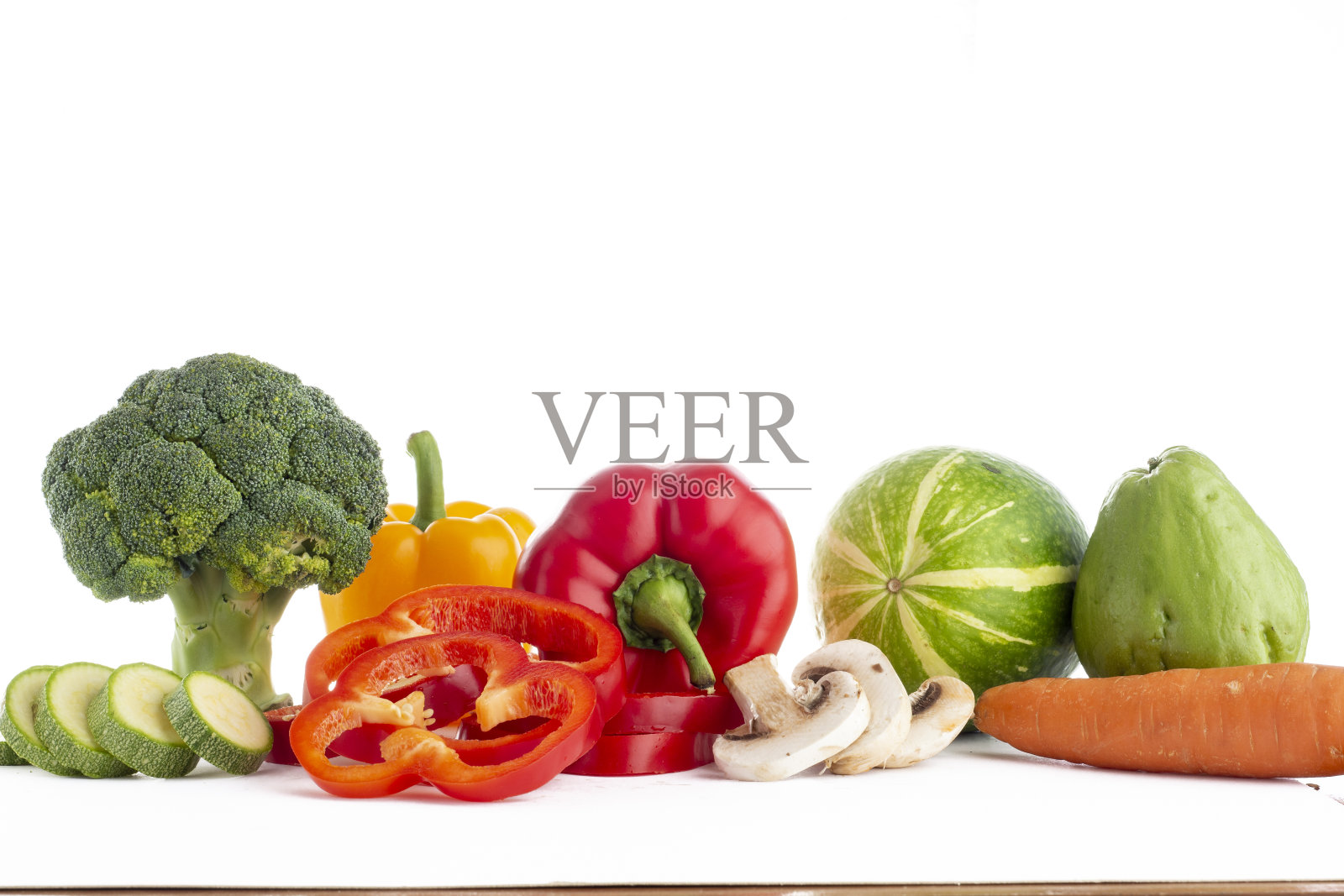 白色背景上的不同种类和颜色的蔬菜照片摄影图片