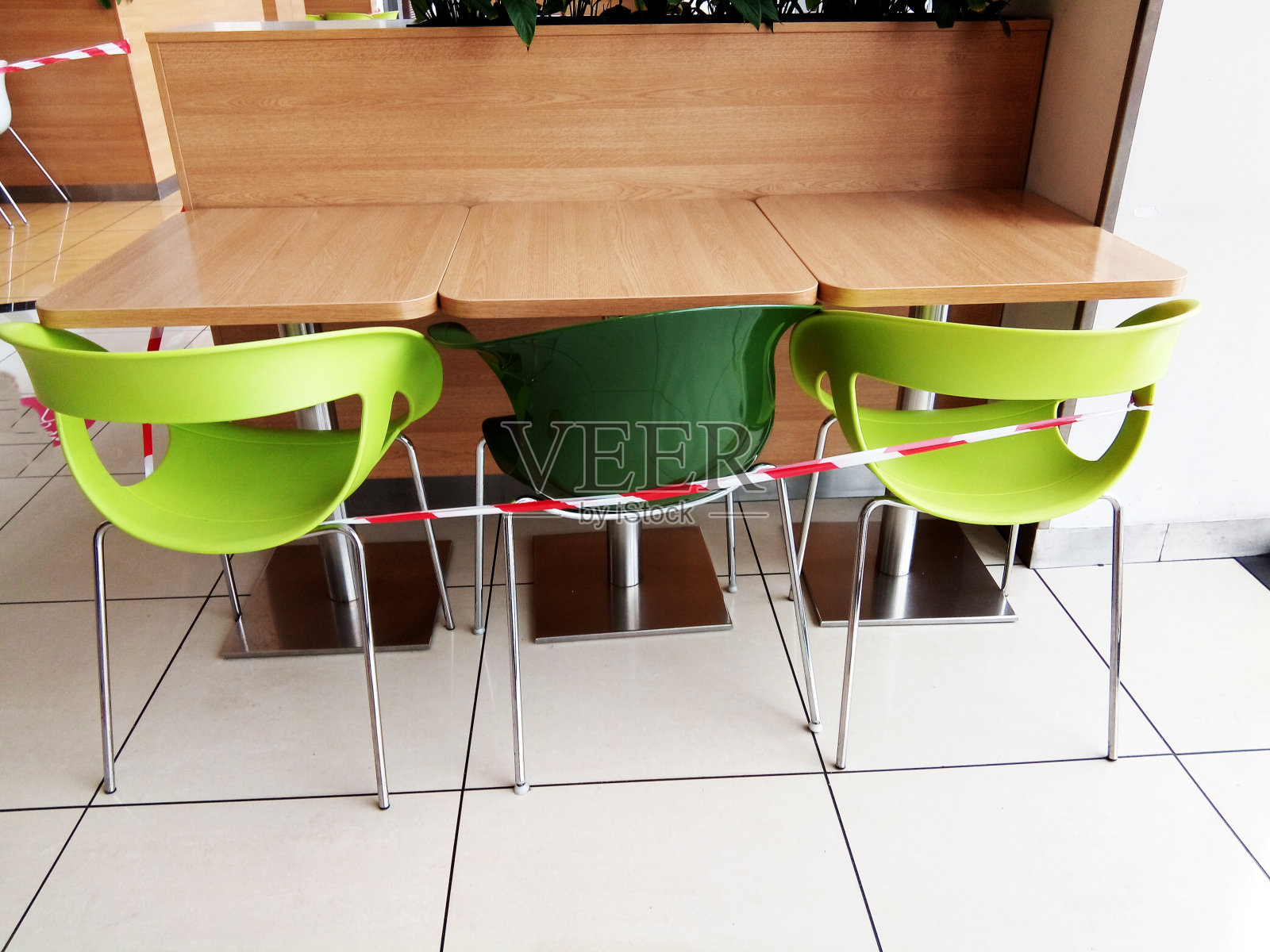 餐厅里的桌子和椅子照片摄影图片