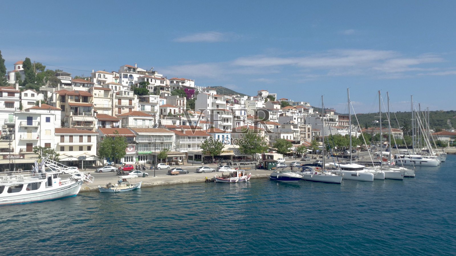 斯基亚索斯岛，希腊——2020年6月。鸟瞰图斯基亚索斯和港口。照片摄影图片