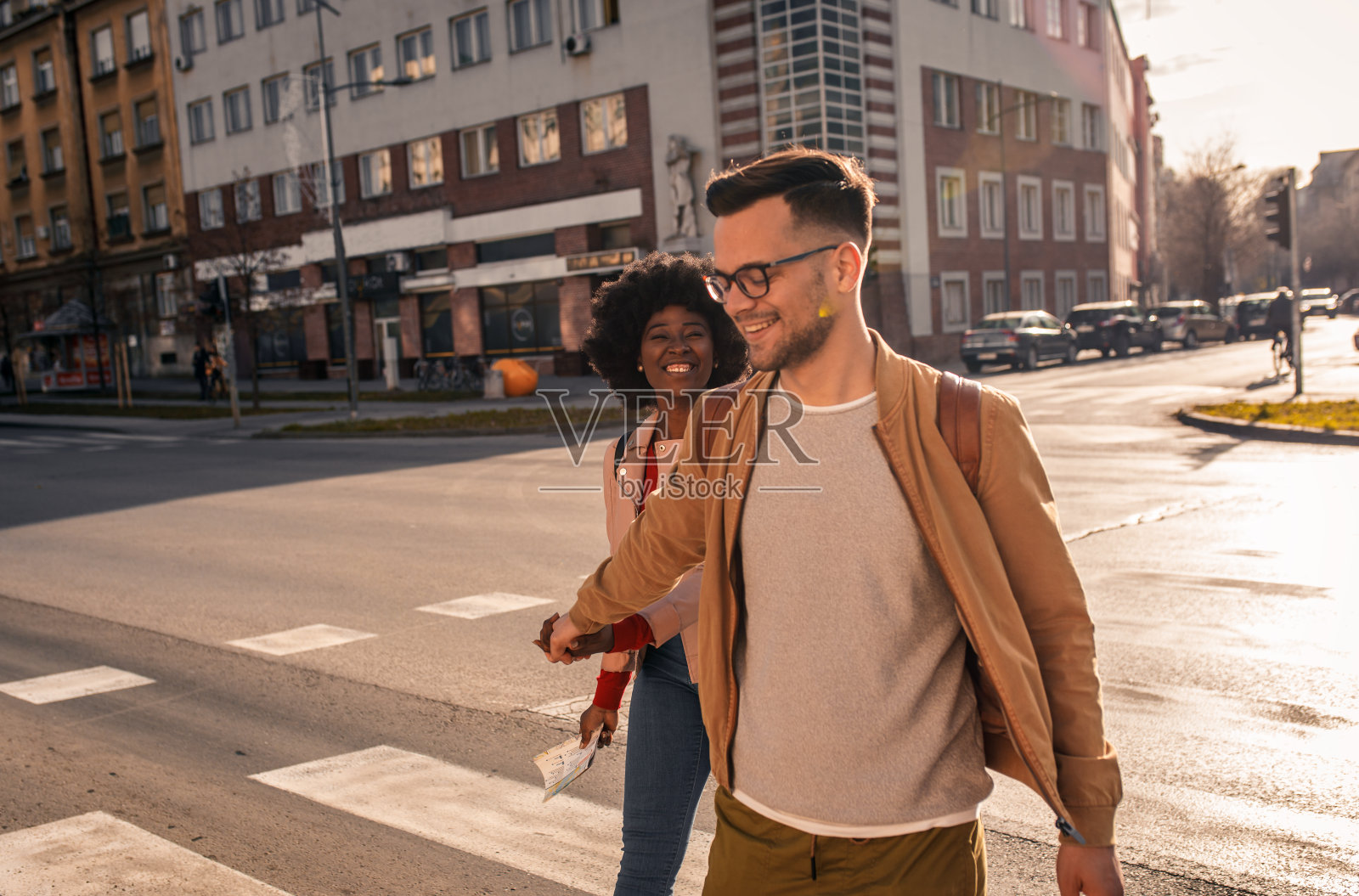 微笑的夫妇享受度假。照片摄影图片