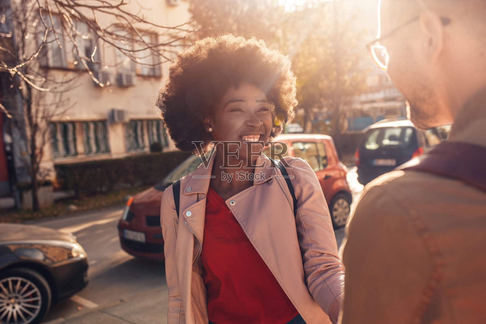 微笑的夫妇享受度假。照片摄影图片