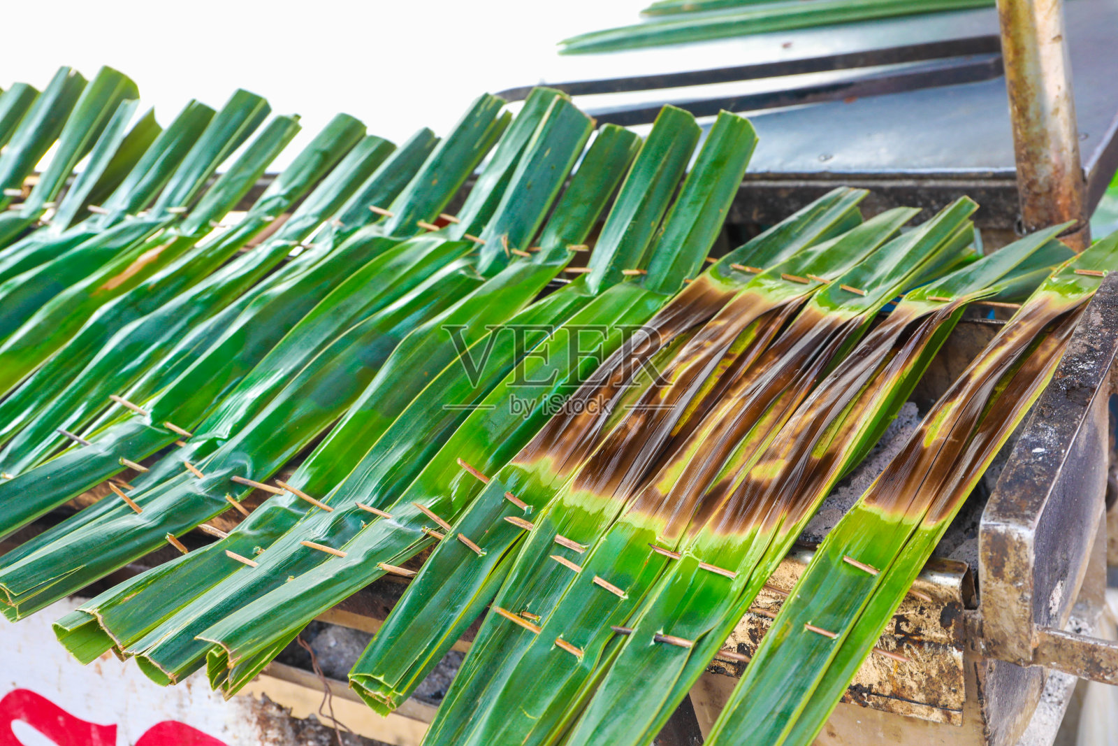 Khanom chak，泰国传统甜品椰子原料，烧烤烹饪火照片摄影图片