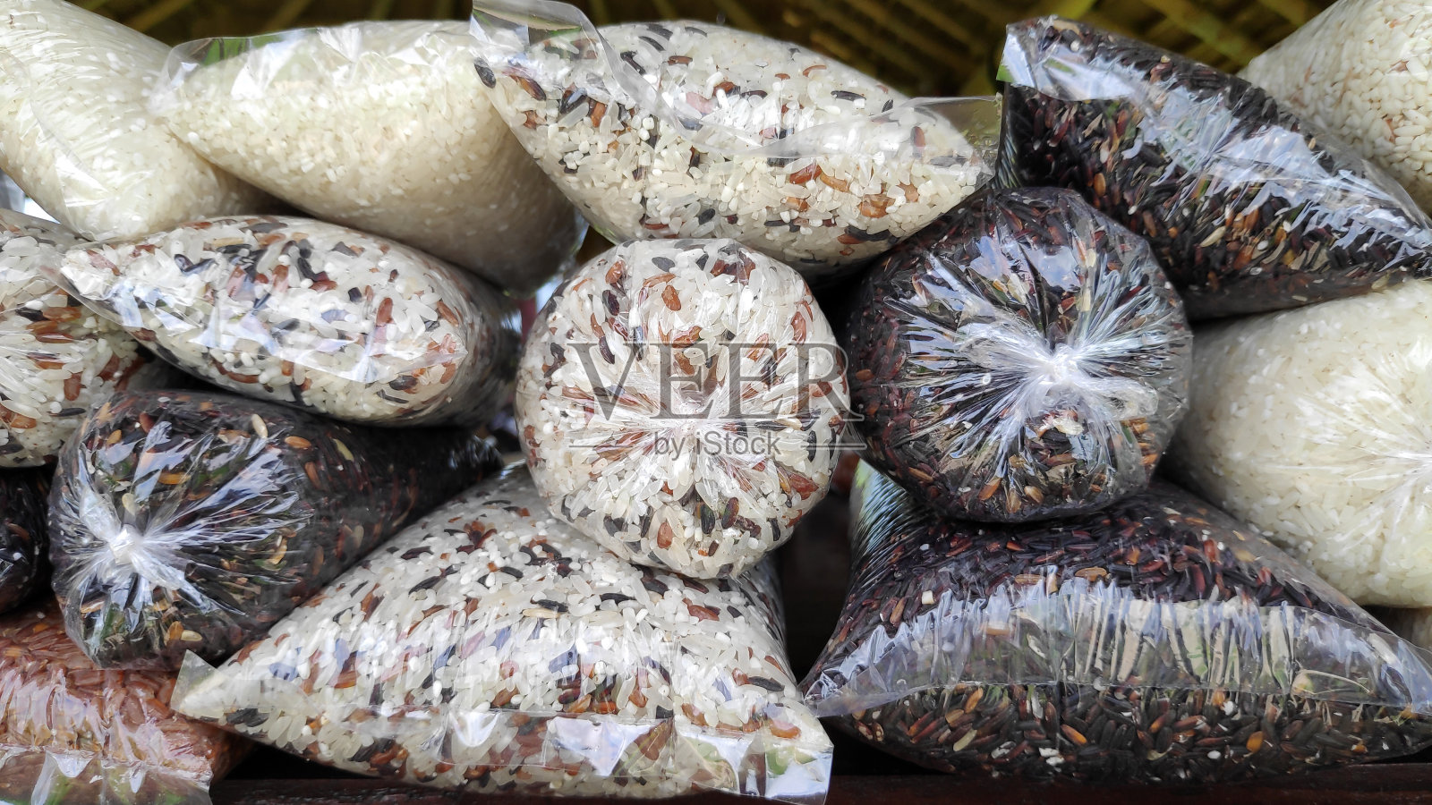 不同种类的大米用塑料袋包装照片摄影图片