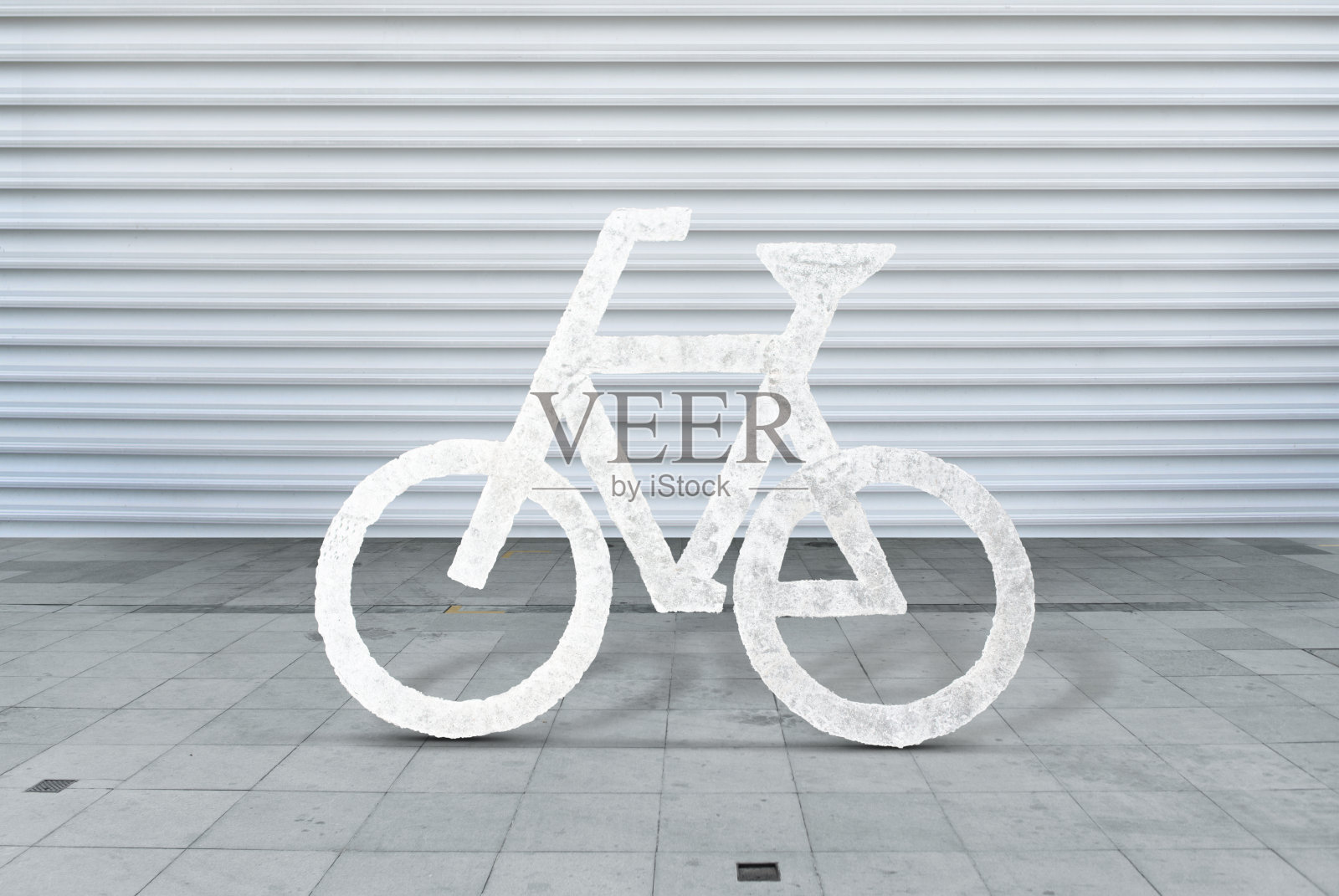 白色自行车标志在沥青自行车自行车自行车混凝土水泥地板白色条纹车库门背景照片摄影图片