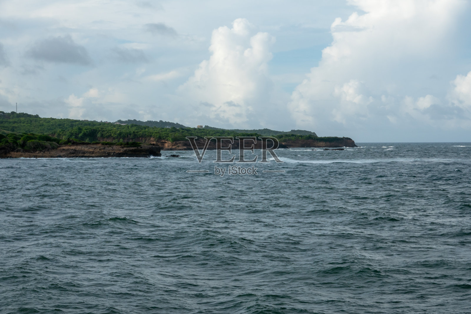 海洋中的岩石半岛照片摄影图片
