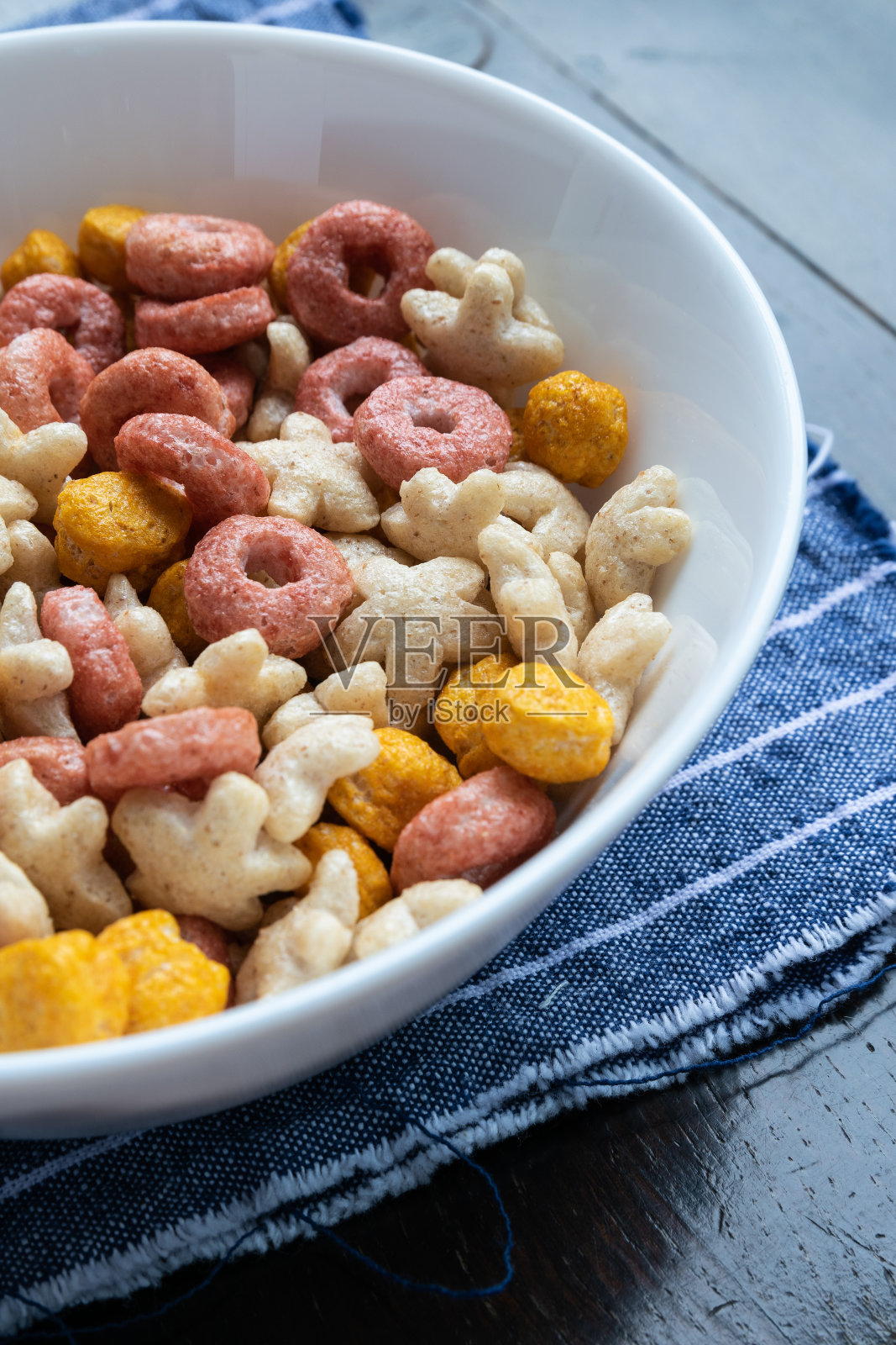 白色碗里的彩色谷物照片摄影图片