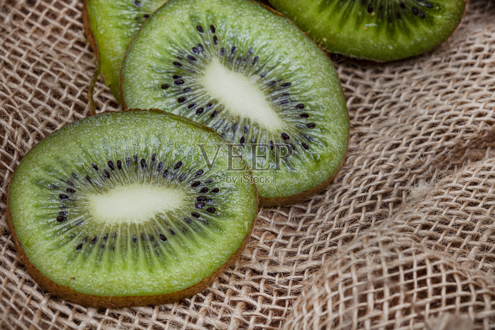 乡村餐桌上的有机新鲜水果照片摄影图片