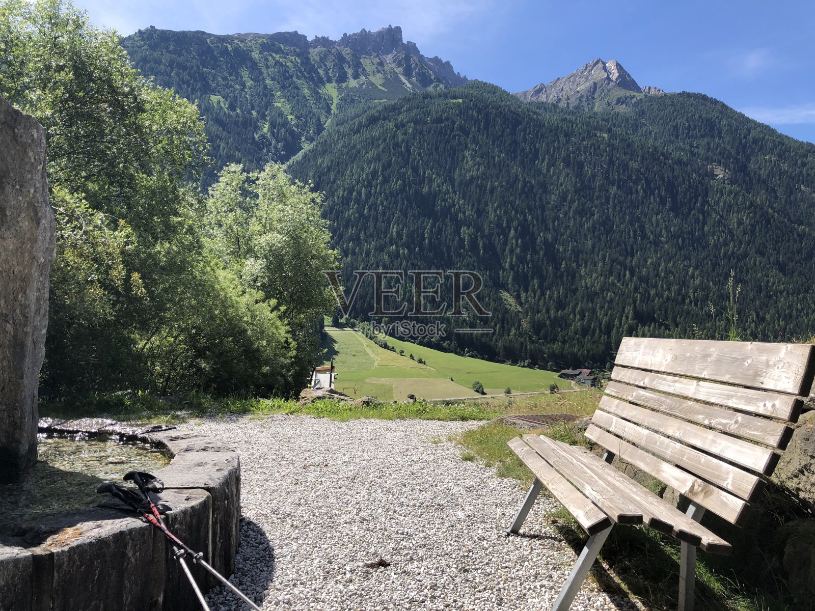 在斯图拜山谷的一个长凳照片摄影图片