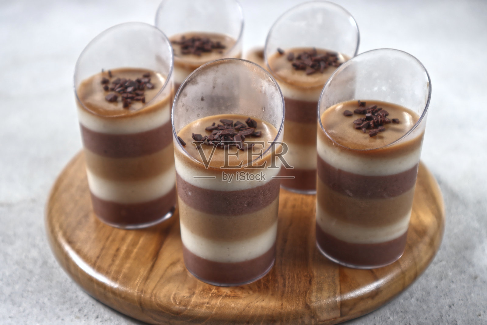 普丁咖啡，可口可乐，香草。用巧克力、香草和咖啡做成的三层布丁。照片摄影图片