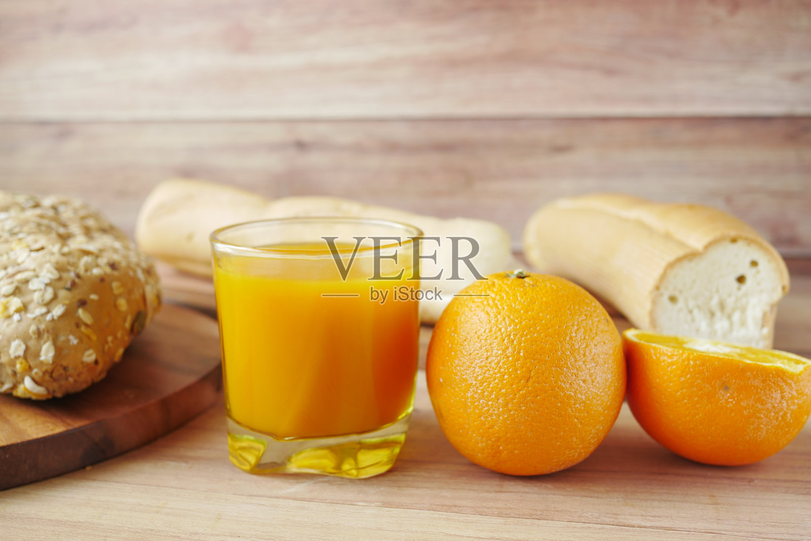 桌上放着一杯橙汁和全麦面包照片摄影图片