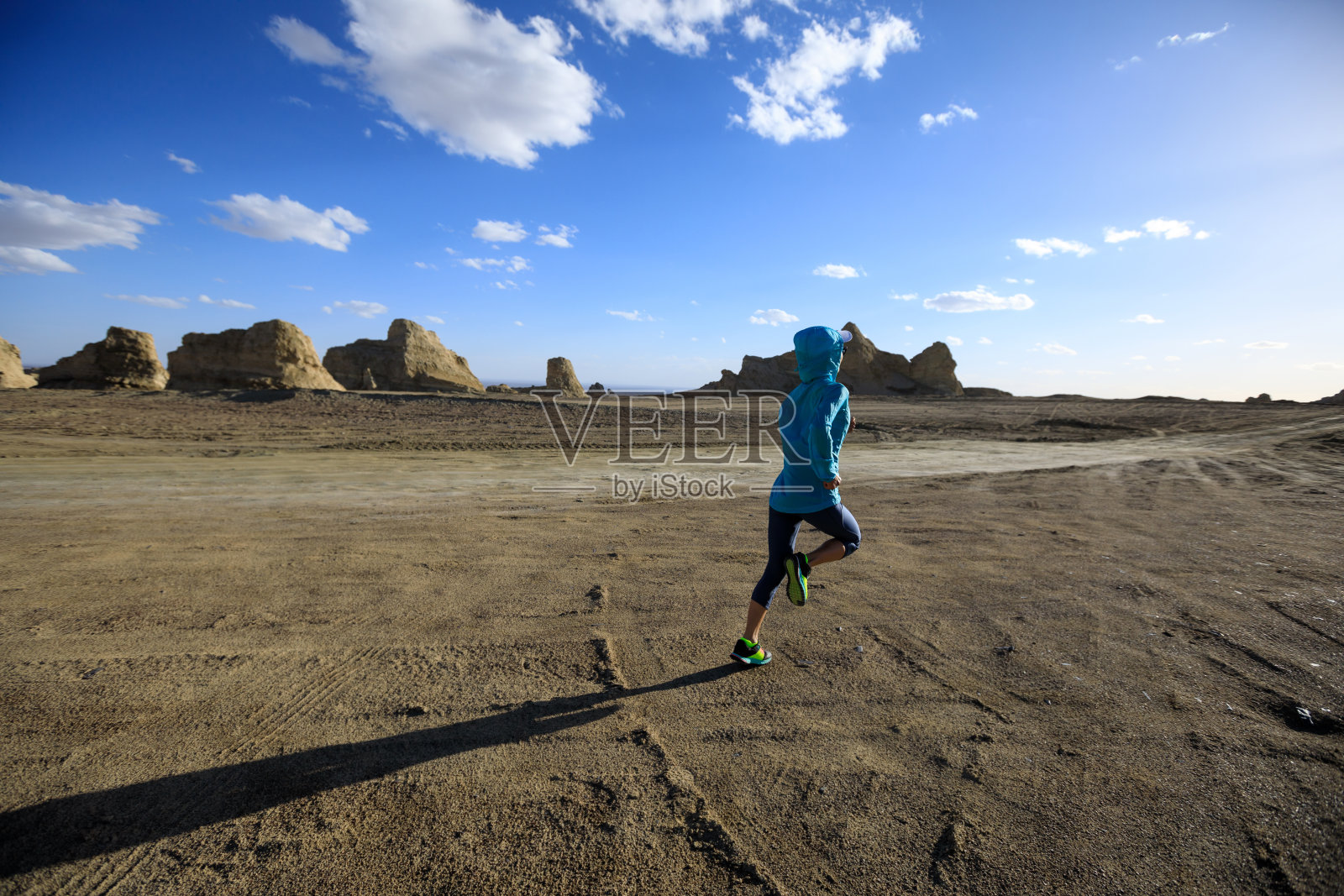 健身妇女越野跑越野跑在沙漠沙漠照片摄影图片