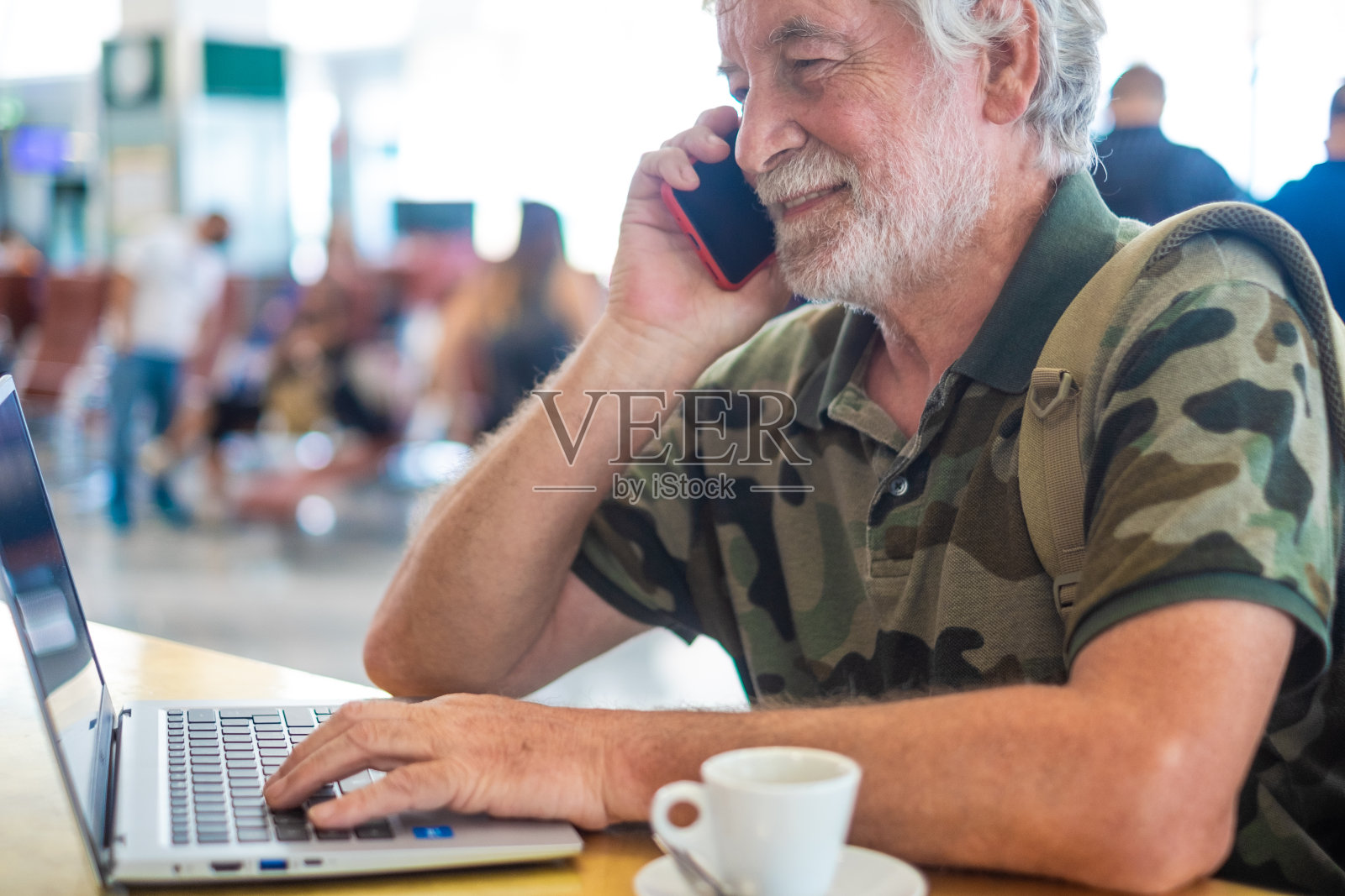 旅客在机场候机工作用笔记本电脑，高级远程工作，用手机聊天照片摄影图片