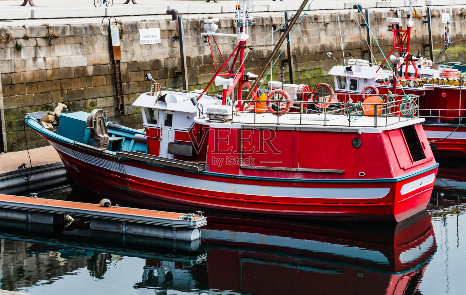 红色渔船在拉Coruña港照片摄影图片