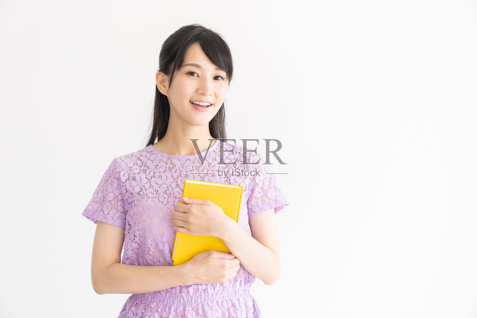 读过书的迷人亚洲女人照片摄影图片