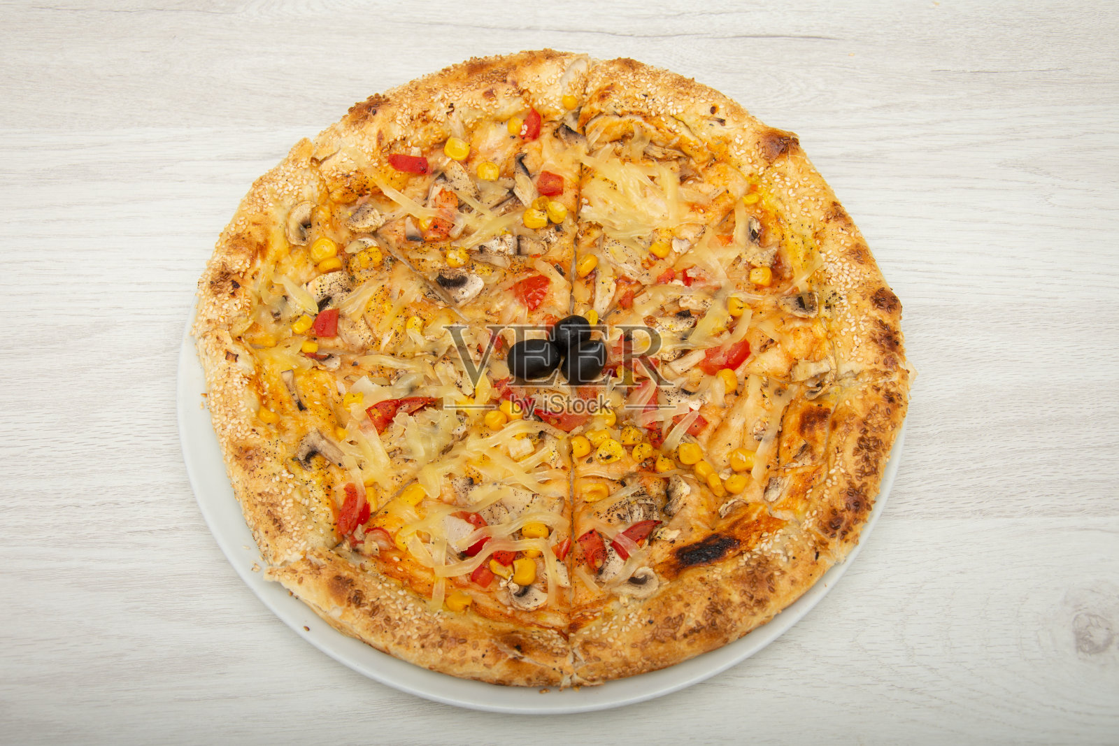 用切达奶酪和马苏里拉奶酪做成的美味蔬菜披萨照片摄影图片