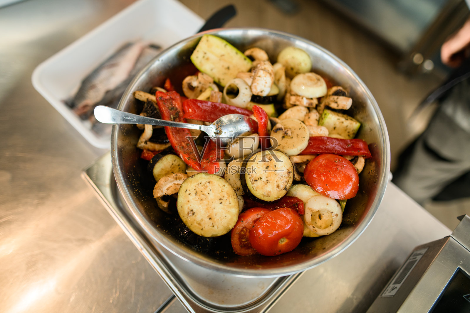 碗里有美味健康的蔬菜，洒上调味料。照片摄影图片